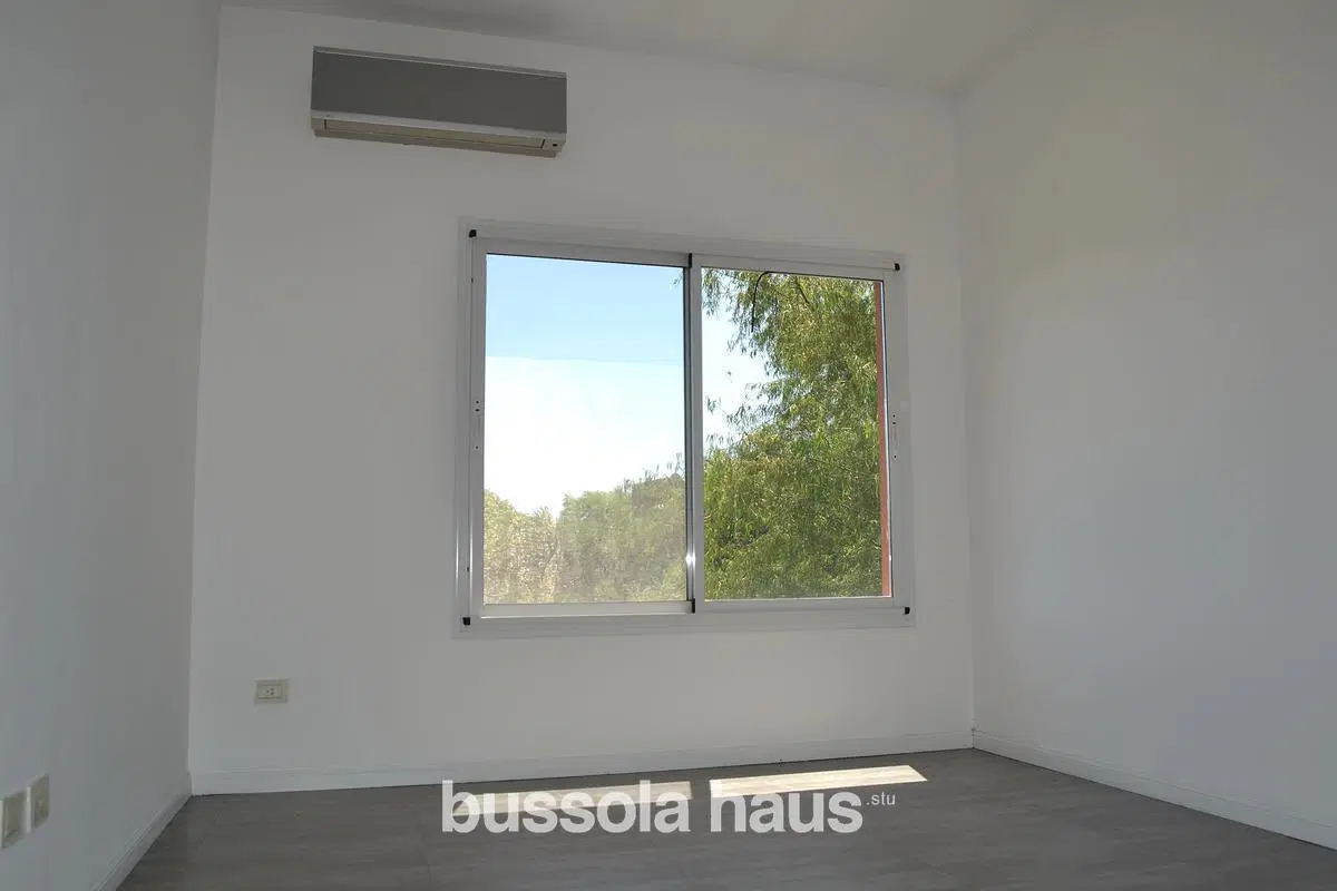 Casa en venta con 3 dormitorios en lote interno en Villanueva 4