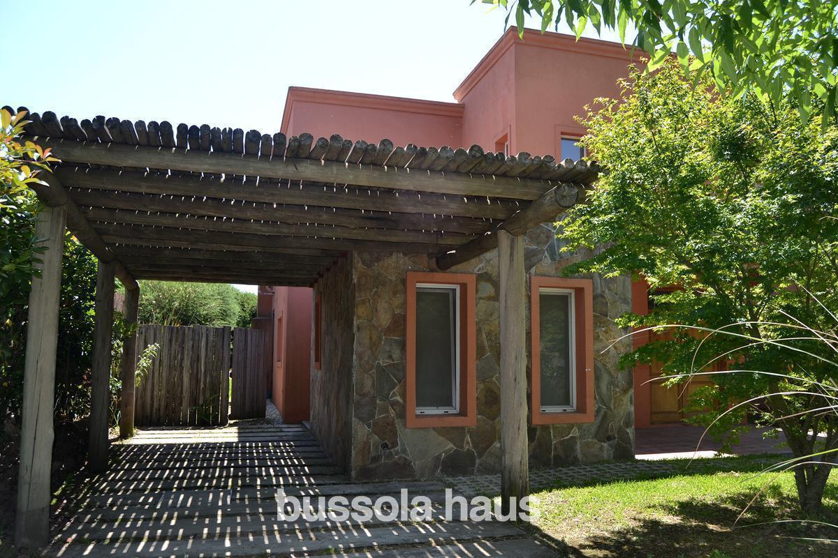 Casa en venta con 3 dormitorios en lote interno en Villanueva