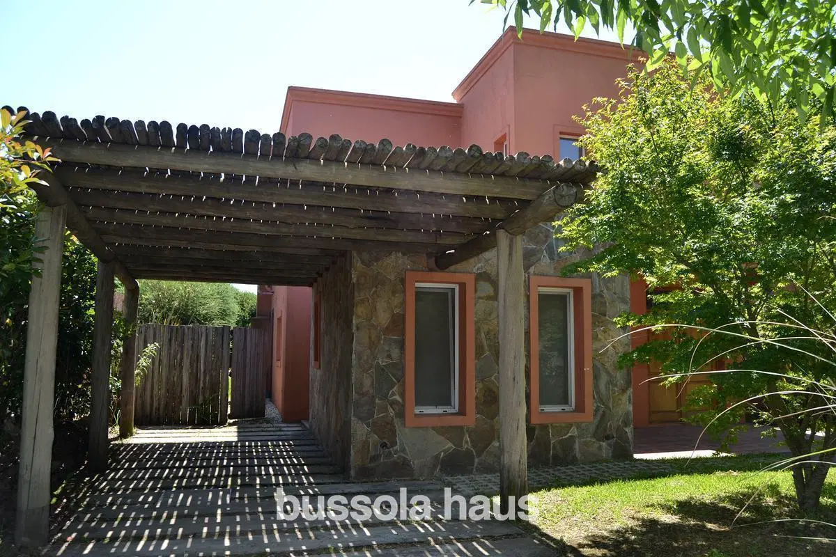 Casa en venta con 3 dormitorios en lote interno en Villanueva 2