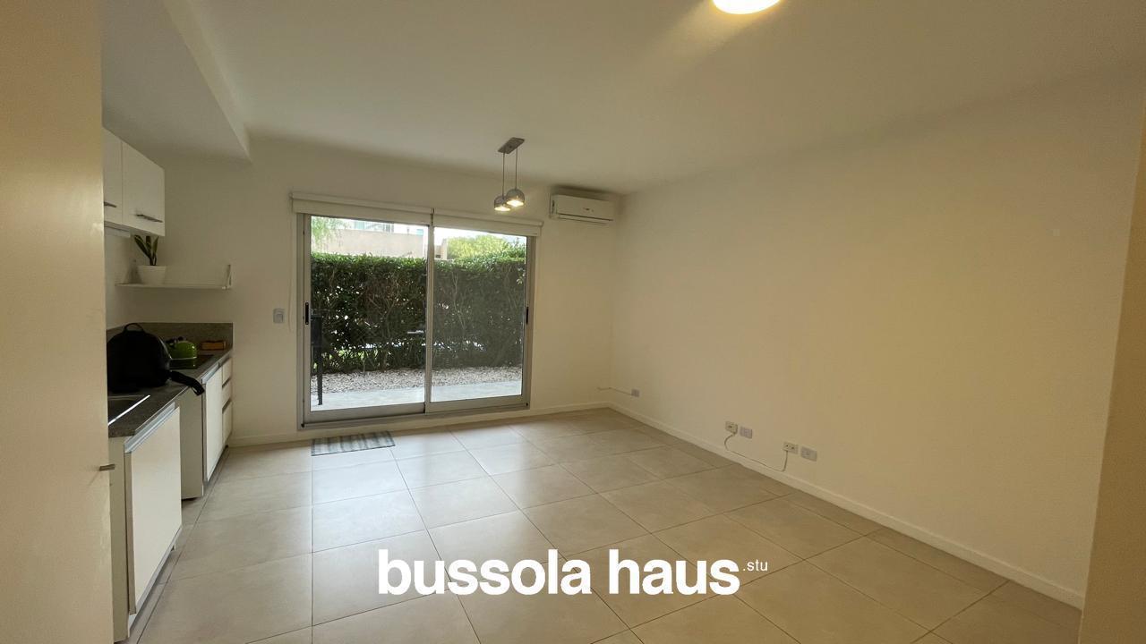 Foto de Departamento dos ambientes planta baja con jardín en Sendero, imagen 1