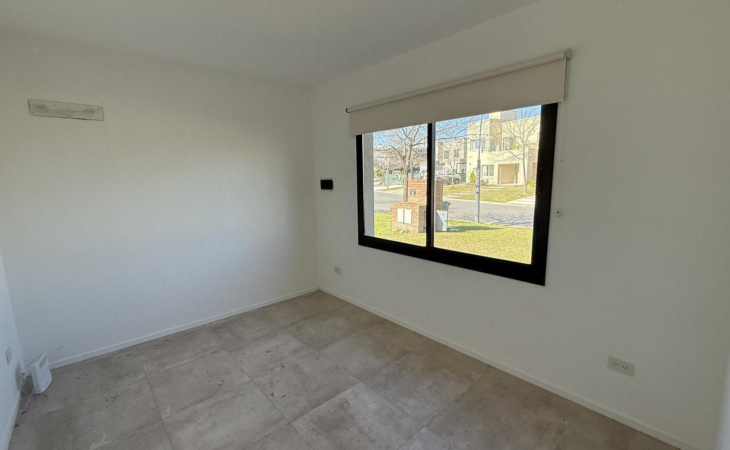 Foto de Casa en alquiler de 5 ambientes con pileta en Araucarias Puertos Escobar, imagen 1