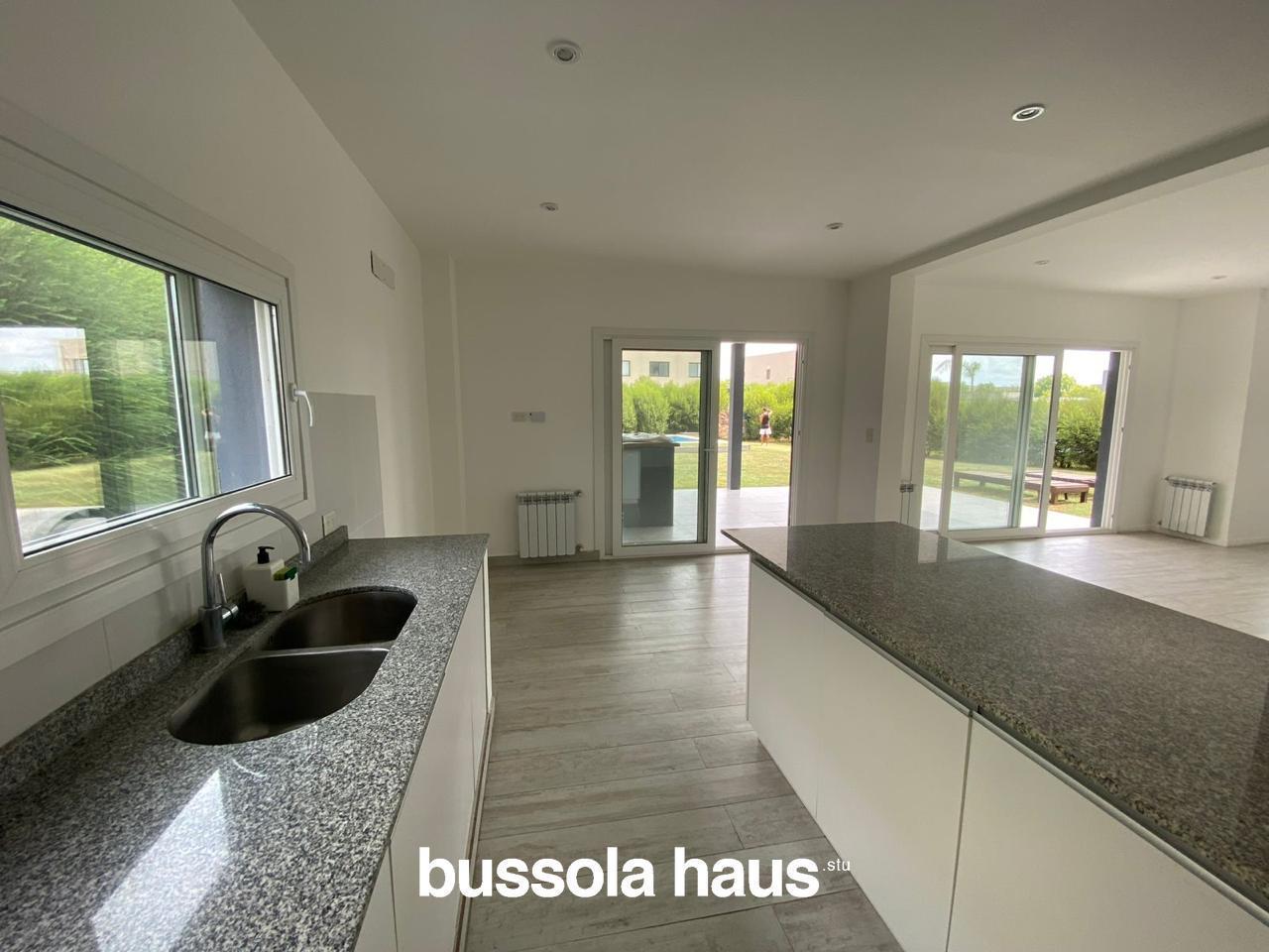Foto de Casa en venta con 3 dormitorios y pileta lote central, imagen 3
