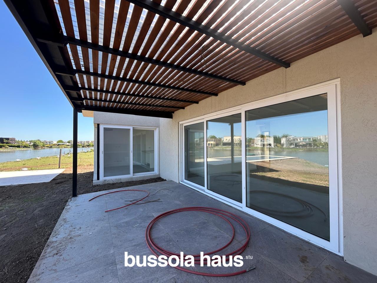 Foto de Casa en venta 3 dormitorios al lago en el Canton Islas Escobar, imagen 2
