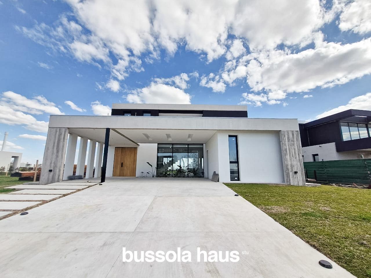 Foto de Casa en venta 4 dormitorios al lago en Costas Puertos del Lago, imagen 1