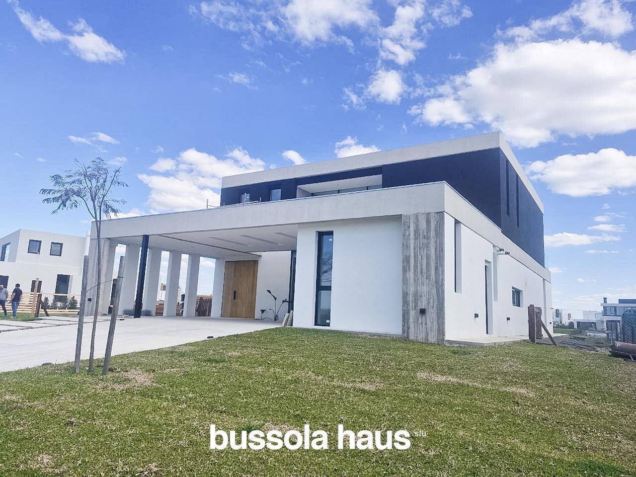 Foto de Casa en venta 4 dormitorios al lago en Costas Puertos del Lago, imagen 2