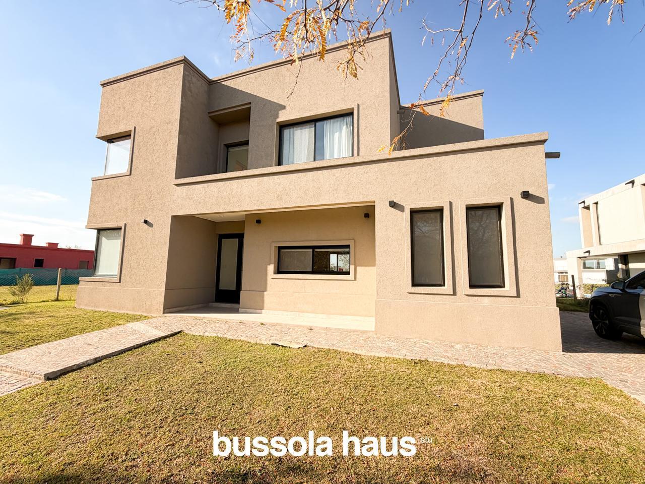 Foto de Casa en venta 4 dormitorios y family al lago en el Canton Norte Escobar, imagen 3