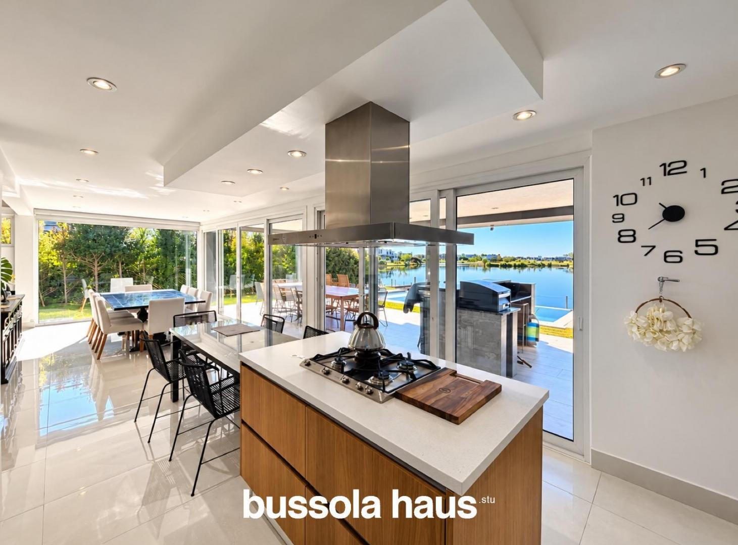 Foto de Casa en venta 4 dormitorios al lago con pileta en el Cantón Islas, imagen 3
