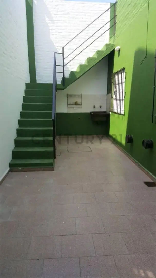Impecable Casa en Bernal Oeste | 3 Ambientes con Terraza  y Cochera | Zona Residencial 5