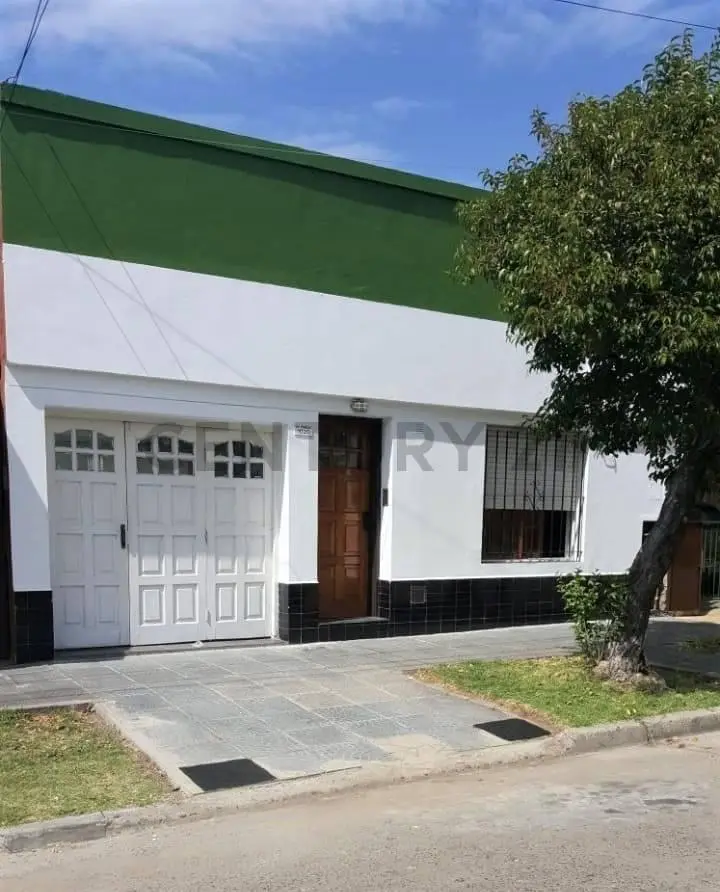 Impecable Casa en Bernal Oeste | 3 Ambientes con Terraza  y Cochera | Zona Residencial 2