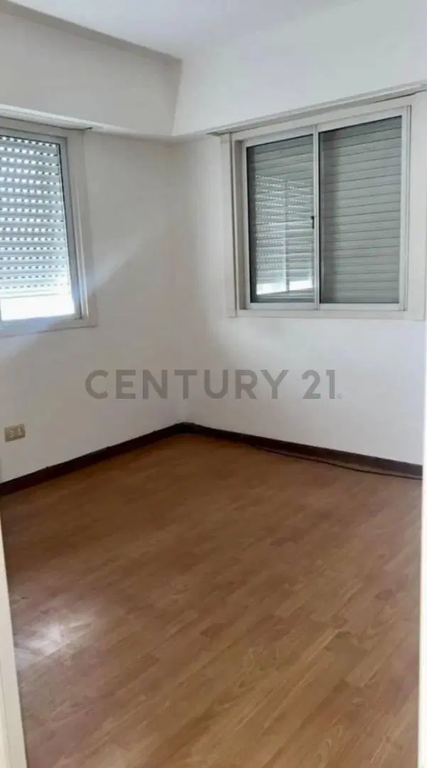 ALQUILER – DEPTO. 3 AMBIENTES C/BALCÓN CORRIDO – PISO 11 AL FRENTE CON COCHERA Y BAULERA 5