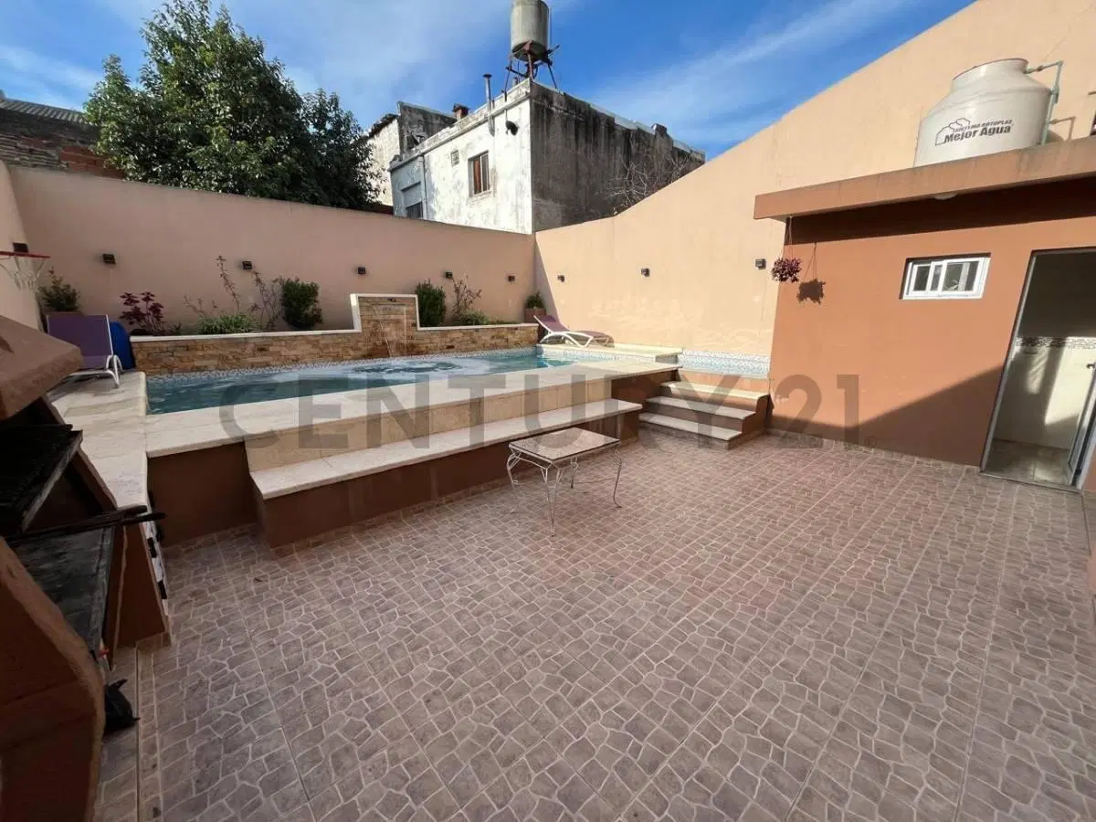 CASA 6 AMBIENTES EN VENTA CON PISCINA, COCHERA Y PLAYROOM EN SARANDI 2
