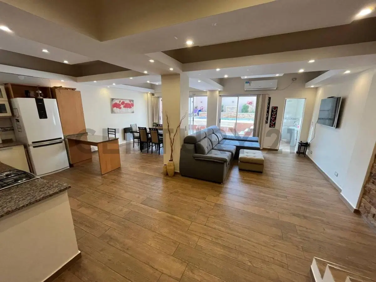 CASA 6 AMBIENTES EN VENTA CON PISCINA, COCHERA Y PLAYROOM EN SARANDI 4