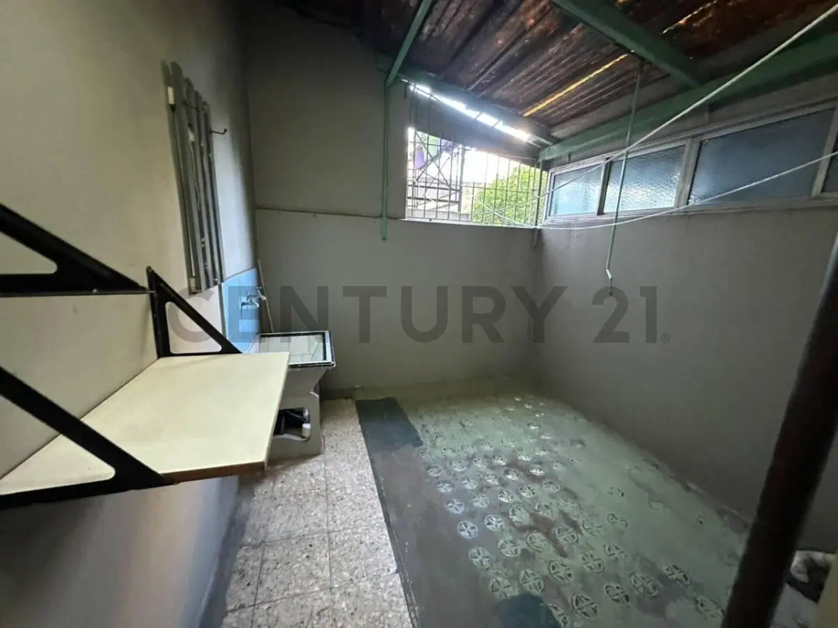 IMPERDIBLE! Departamento de 3 Ambientes con Patio en Plena "Lanusita" 5