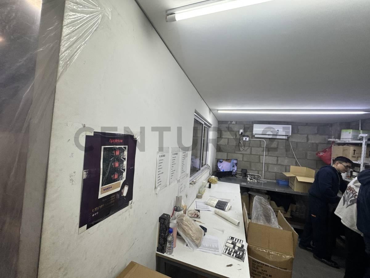 Foto de Venta de importante GALPON EN BURZACO, imagen 1