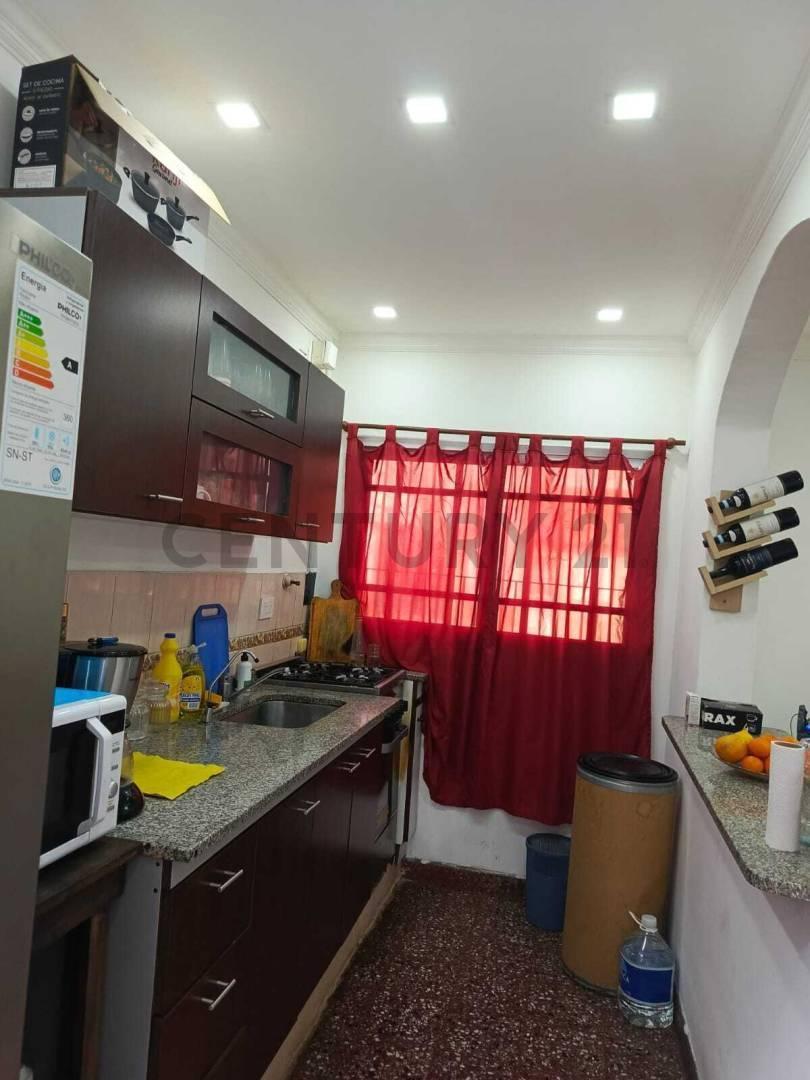 Foto de VENTA CASA 3 AMBIENTES CON COCHERA, imagen 2