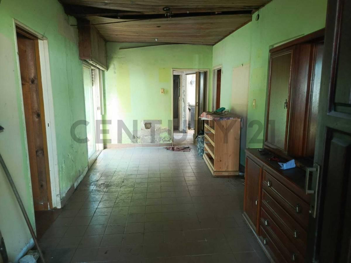 Foto de VENTA CASA 3 AMBIENTES CON COCHERA A RECICLAR, imagen 2