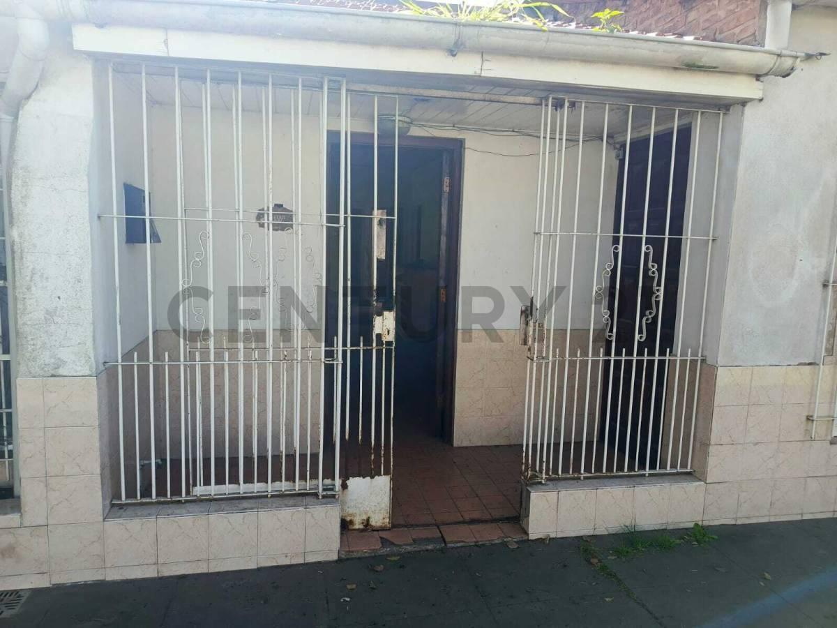Foto de VENTA CASA 3 AMBIENTES CON COCHERA A RECICLAR, imagen 1