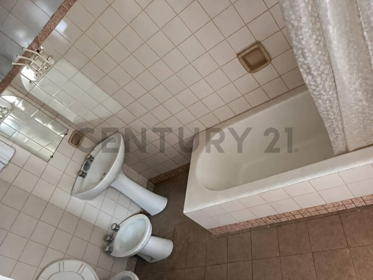 Foto de VENTA CASA 3 AMBIENTES CON COCHERA A RECICLAR, imagen 3