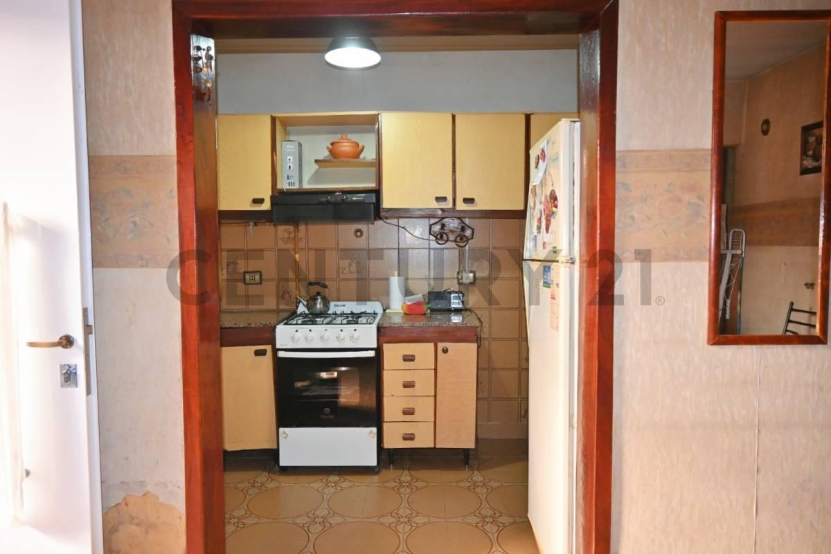 Foto de Venta PH 4 ambientes con cochera y patio sin expensas Lomas de Zamora, imagen 4