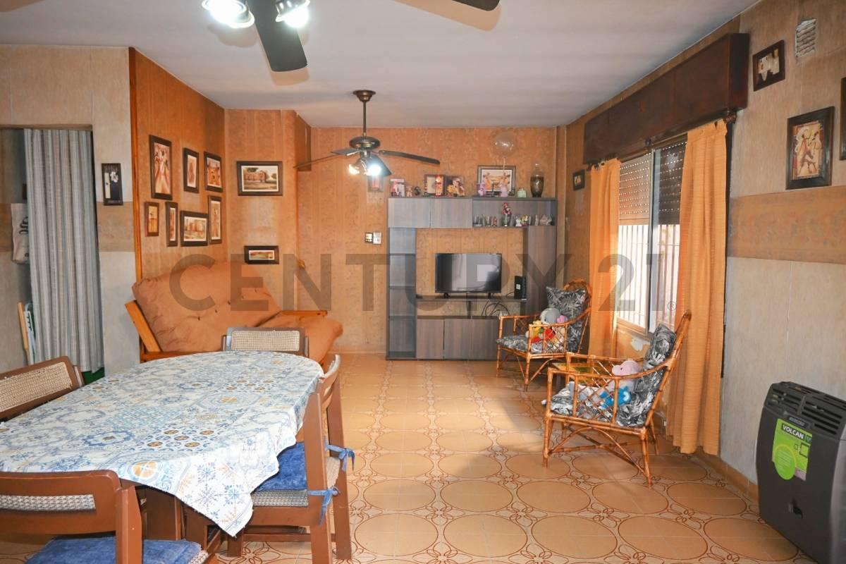 Foto de Venta PH 4 ambientes con cochera y patio sin expensas Lomas de Zamora, imagen 3