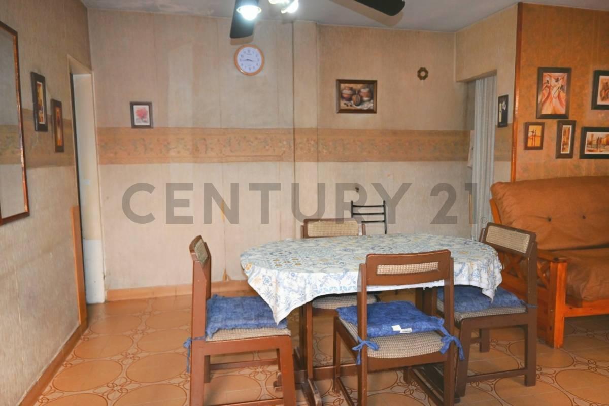 Foto de Venta PH 4 ambientes con cochera y patio sin expensas Lomas de Zamora, imagen 2