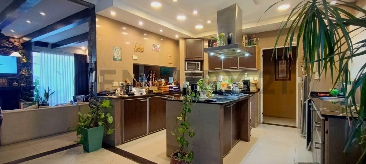 Foto de Chalet 7 Ambientes con Jardín interno en Lomas de Zamora, imagen 1