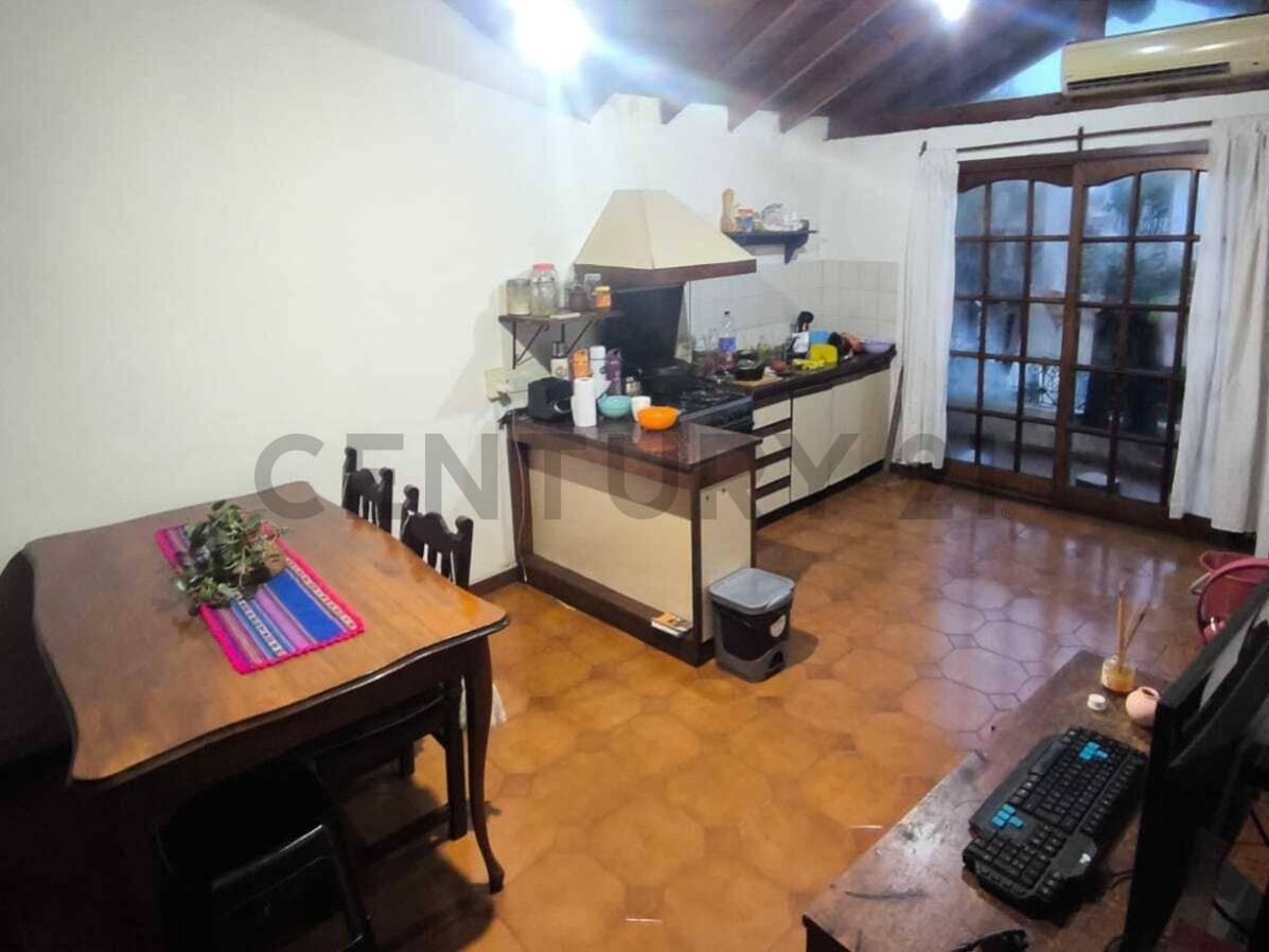 Foto de Casa en venta 6 ambientes, Banfield., imagen 2