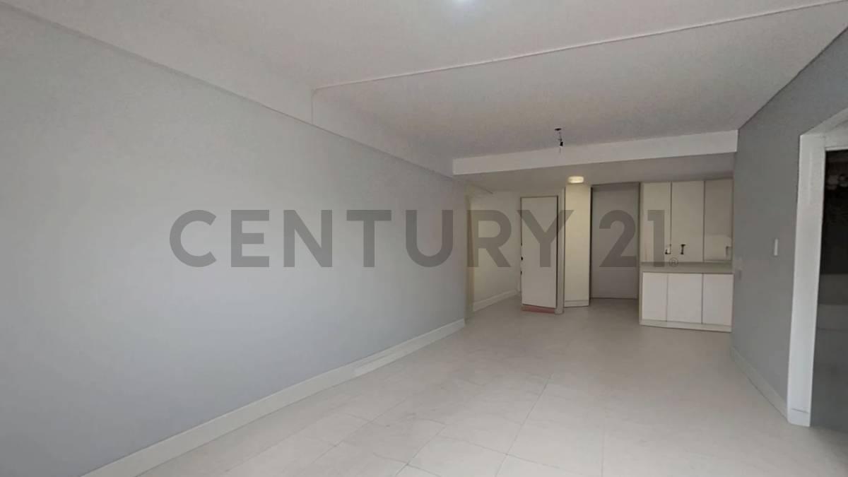Foto de Venta departamento 2 ambientes con balcon sobre Hipólito Yrigoyen, imagen 1