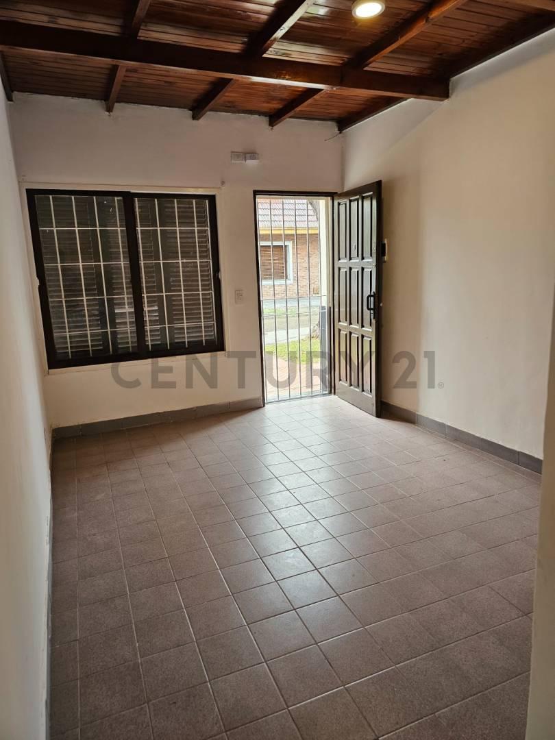 Foto de Venta PH al frente en esquina tipo casa 3 ambientes con patio y, imagen 1
