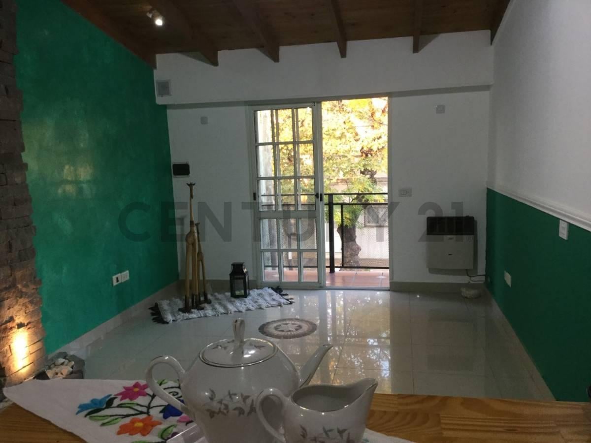 Foto de Venta PH 2 ambientes C/ cochera y pequeño galpón - Lanús Oeste., imagen 2