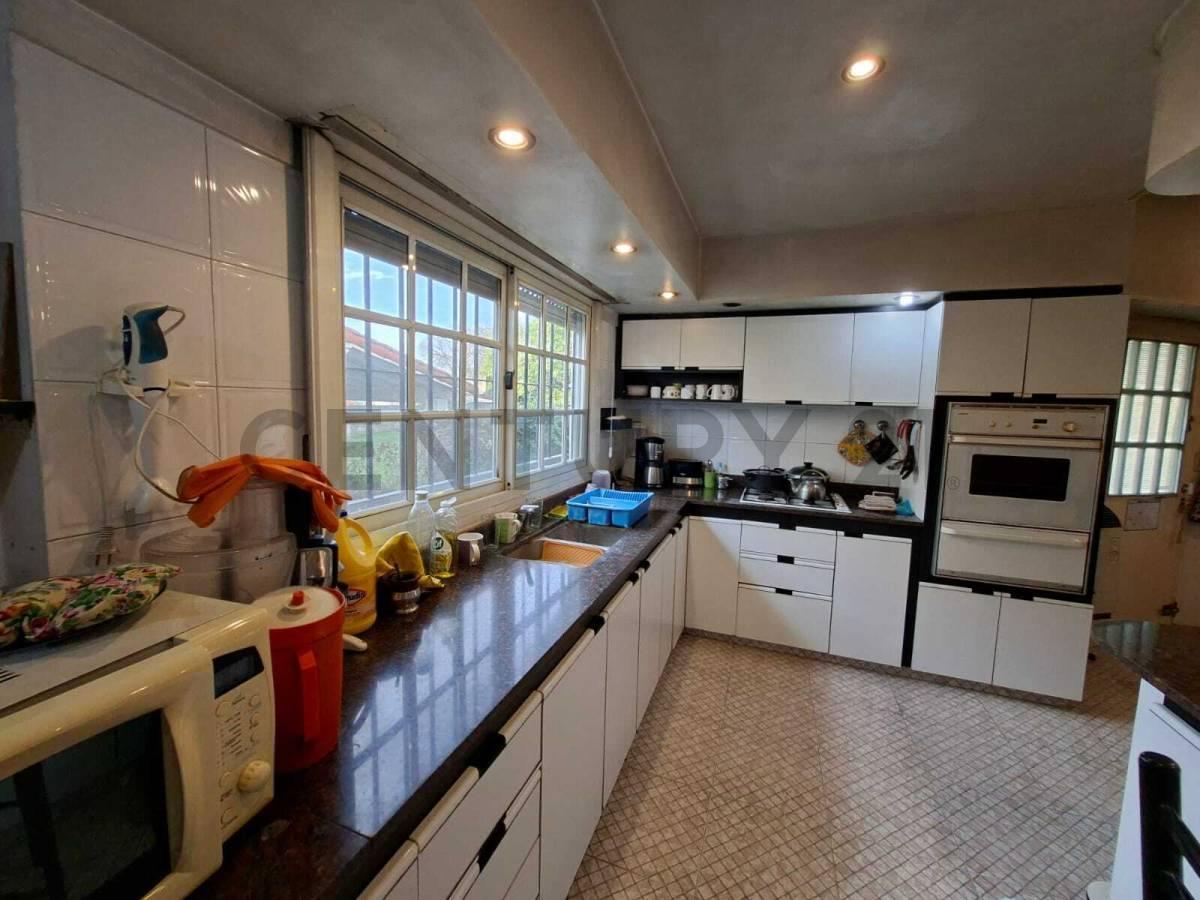 Foto de CASA EN VENTA 5 AMBIENTES SOBRE AMPLIO LOTE CON PILETA, imagen 5