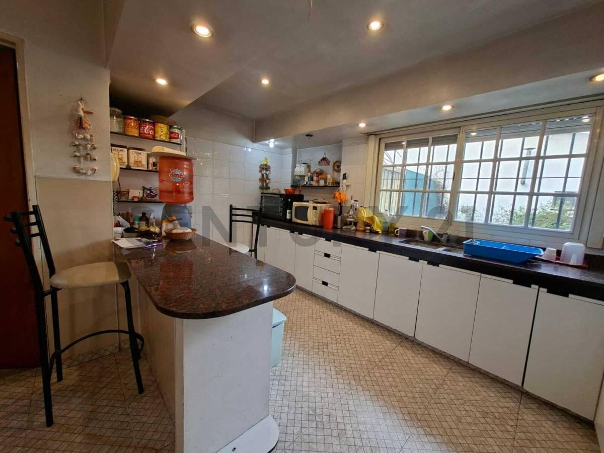 Foto de CASA EN VENTA 5 AMBIENTES SOBRE AMPLIO LOTE CON PILETA, imagen 4
