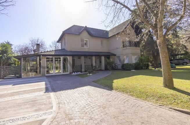 Foto de VENTA – CASA 4 AMBIENTES EN BARRIO SOLAR DEL BOSQUE-CANNING, imagen 2