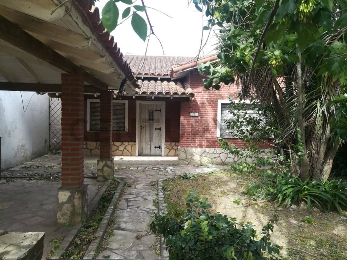 Foto de VENTA Casa de 3 ambientes con cochera y fondo libre, imagen 1