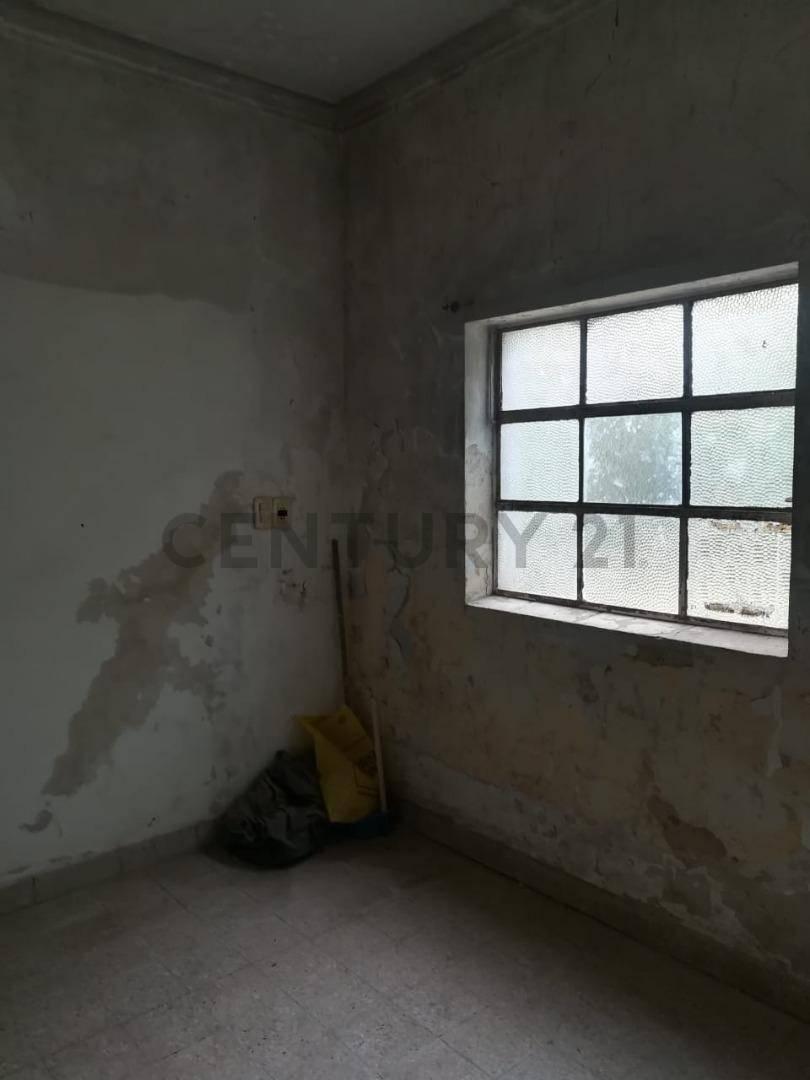 Foto de VENTA Casa de 3 ambientes con cochera y fondo libre, imagen 5