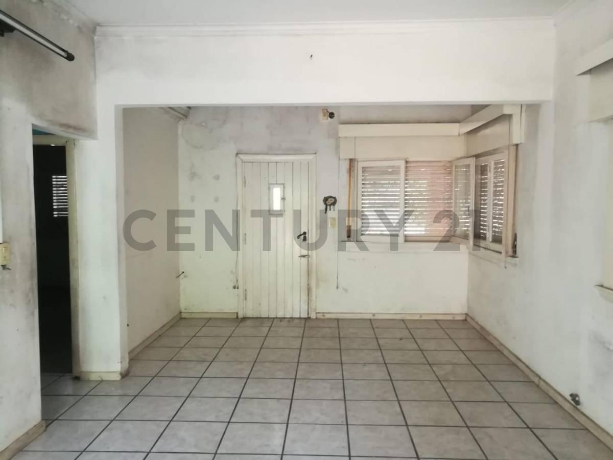 Foto de VENTA Casa de 3 ambientes con cochera y fondo libre, imagen 2
