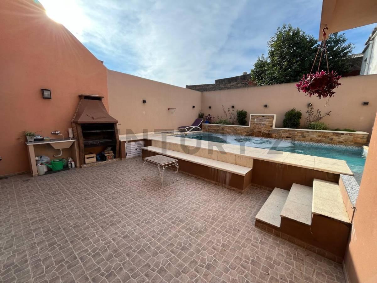 Foto de CASA 6 AMBIENTES EN VENTA CON PISCINA, COCHERA Y PLAYROOM EN SARANDI, imagen 2