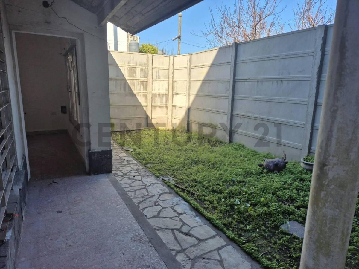 Foto de Venta PH 3 ambientes con patio Lanús oeste, a refaccionar., imagen 1