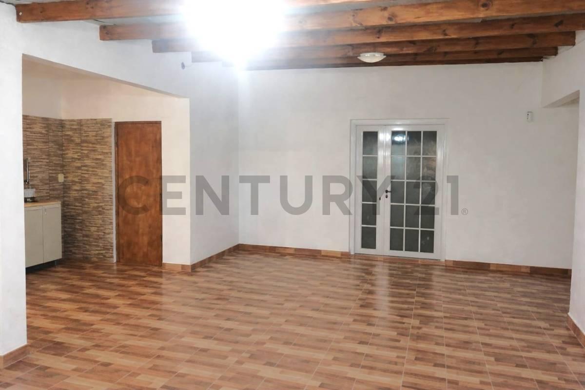 Foto de CASA 4 AMBIENTES + LOCAL AL FRENTE – LOTE 384 m² – GLEW, imagen 2