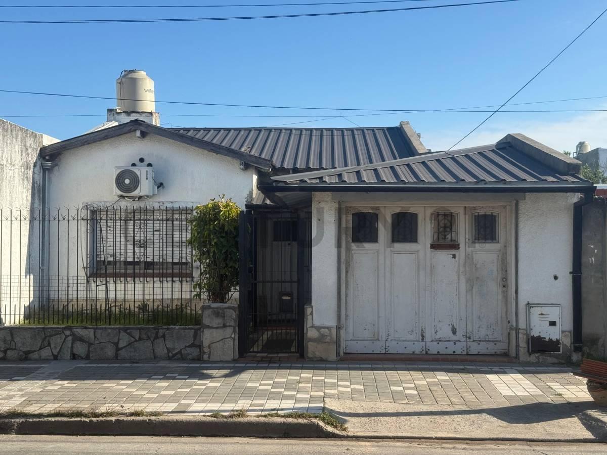 Foto de CASA EN VENTA 5 AMBIENTES CON PATIO Y GARAJE EN REMEDIOS DE ESCALADA, imagen 1