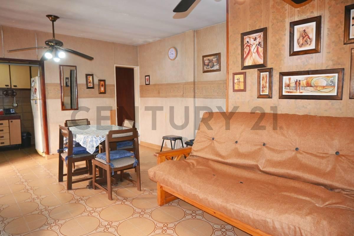 Foto de Venta PH 4 ambientes con cochera y patio sin expensas Lomas de Zamora, imagen 3