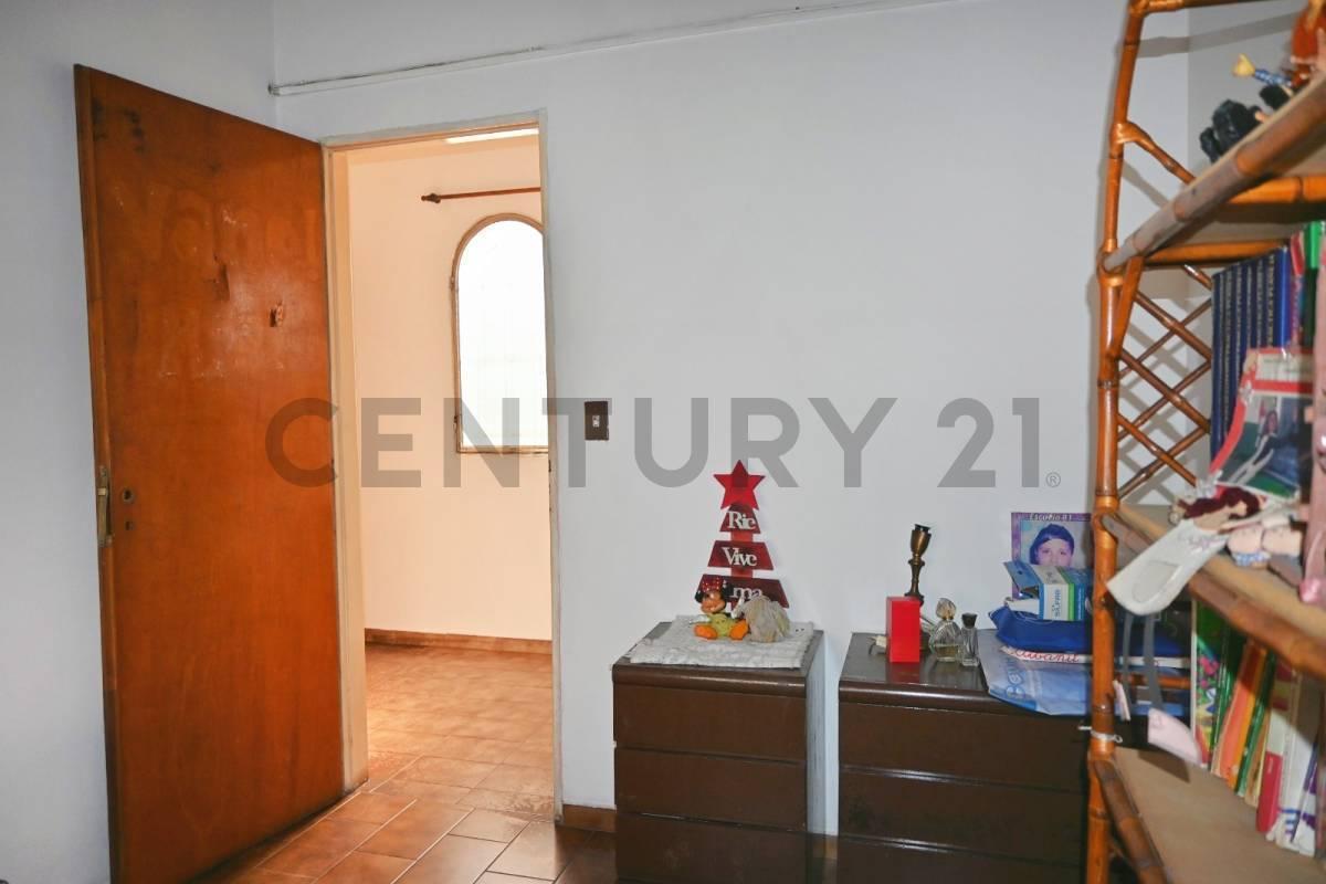 Foto de Venta PH 4 ambientes con cochera y patio sin expensas Lomas de Zamora, imagen 4