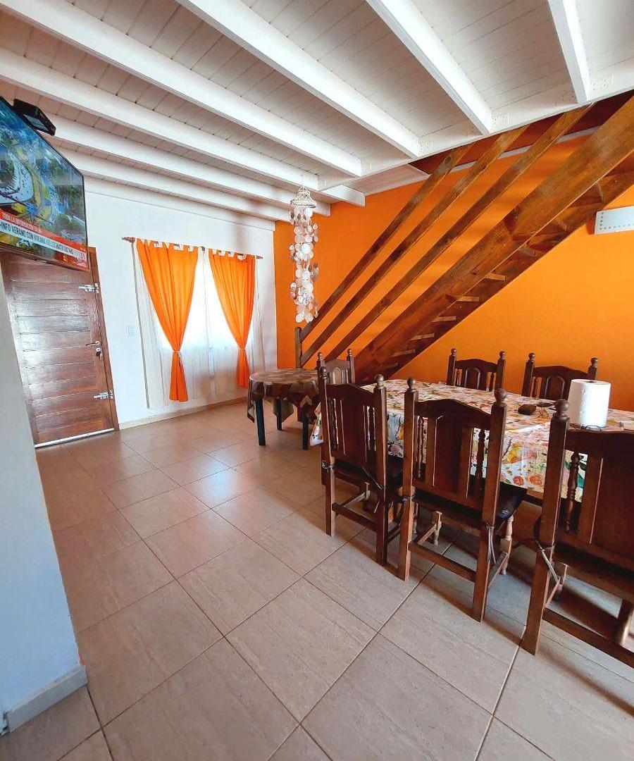 Foto de VENTA CHALET 4 AMB. CON HERMOSA GALERIA-BARRIO ATLANTIDA, imagen 2