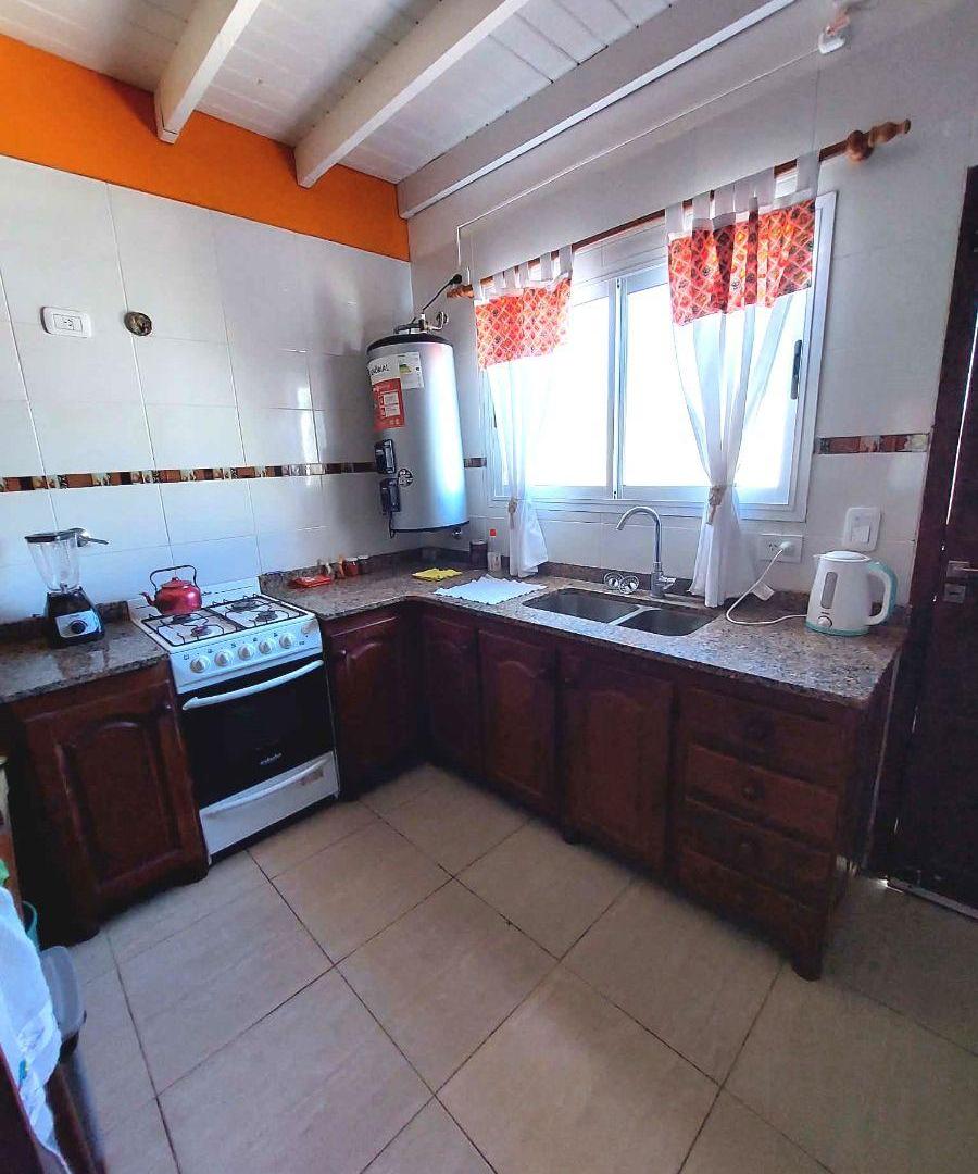 Foto de VENTA CHALET 4 AMB. CON HERMOSA GALERIA-BARRIO ATLANTIDA, imagen 4