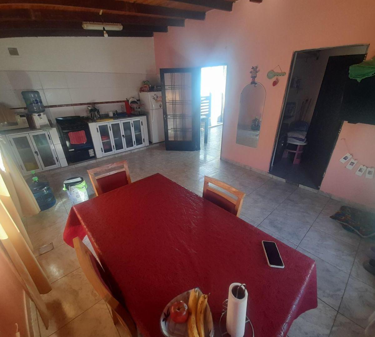 Casa 5 ambientes 3 dormitorios. | Almirante Brown al 1500