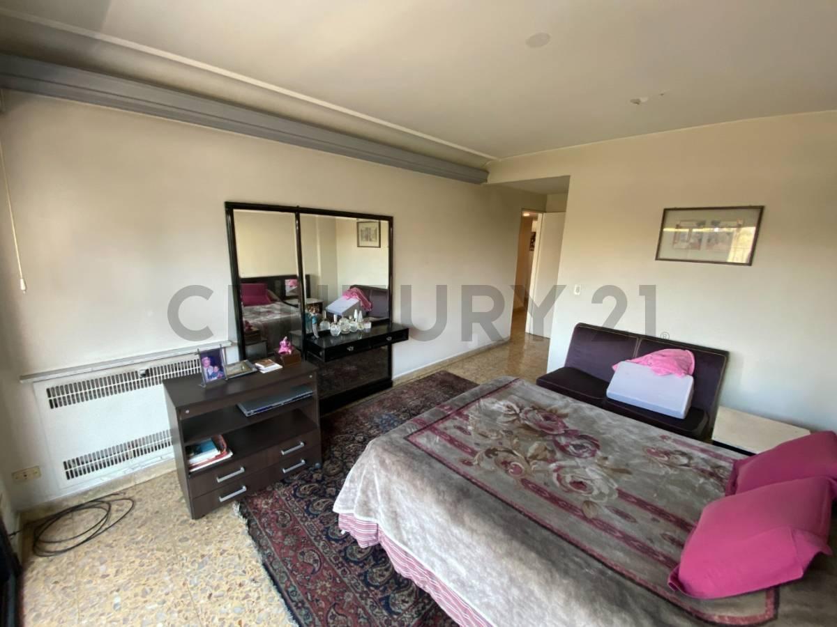Venta Departamento 5 Amb C/dependencia en Barracas Frente a Plaza - Cochera 4