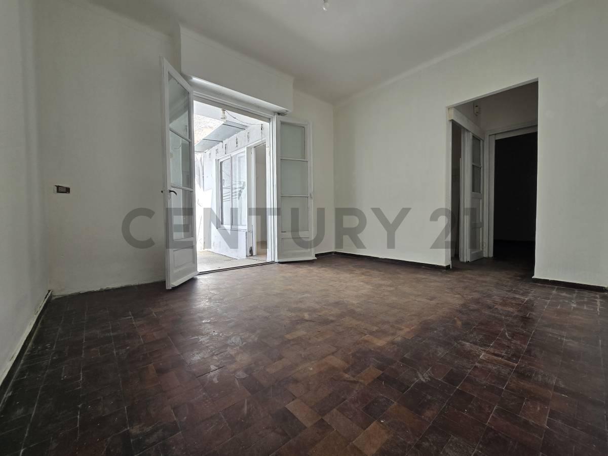 VENTA DEPARTAMENTO 2 AMBIENTES CON PATIO EN FLORES