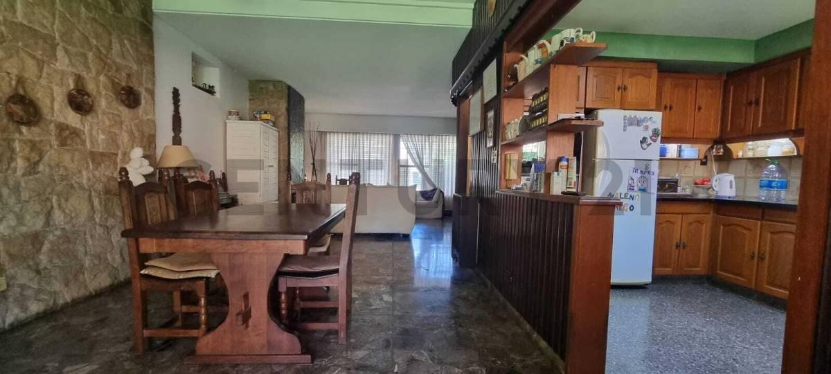 Venta casa 4 ambientes 318m2 lote propio con jardín y garage en Quilmes