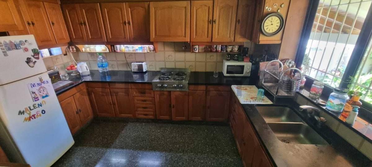 Foto de Venta casa 4 ambientes 318m2 lote propio con jardín y garage en Quilmes, imagen 2