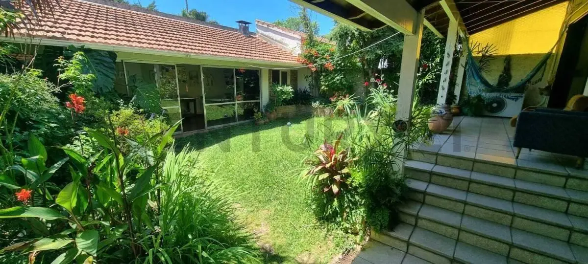 Venta casa 4 ambientes 318m2 lote propio con jardín y garage en Quilmes 3